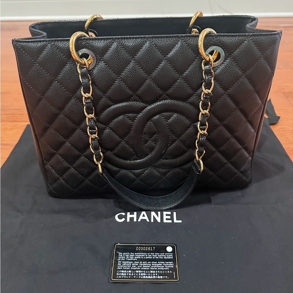 ✨NWT CHANEL caviar black w gold hard, authenticity card/dust bag yes (13X10) - Picture 4 of 16